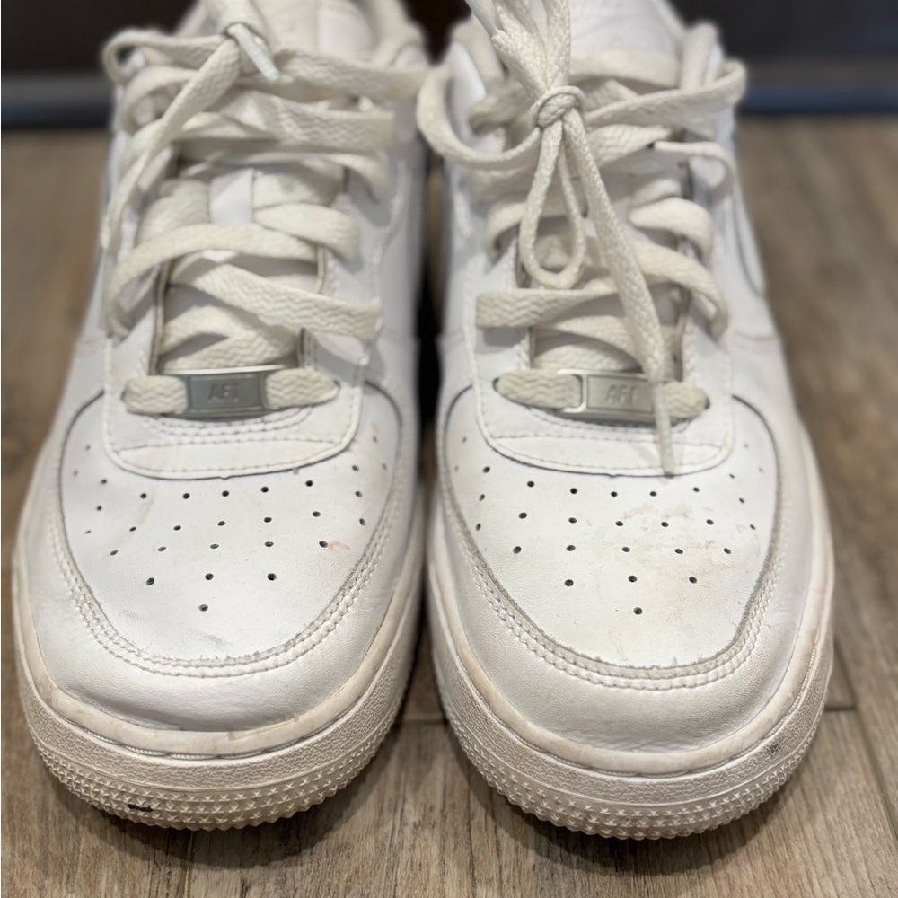 Nike Air Force 1 White Low Sneakers Size 7Y - Picture 2 of 10